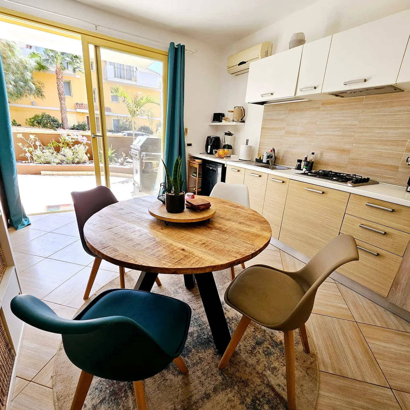 Magnolia — Dining area
