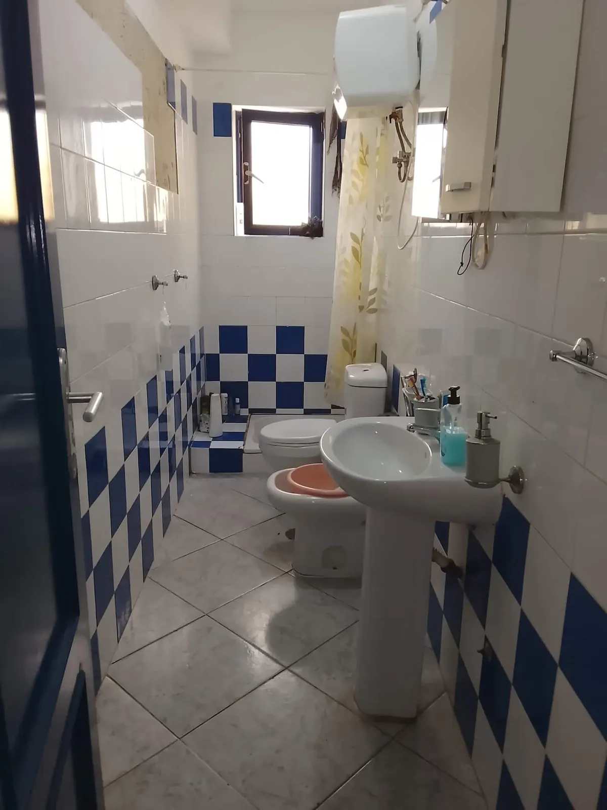 Lamin's Lodge — Shared full bathroom
