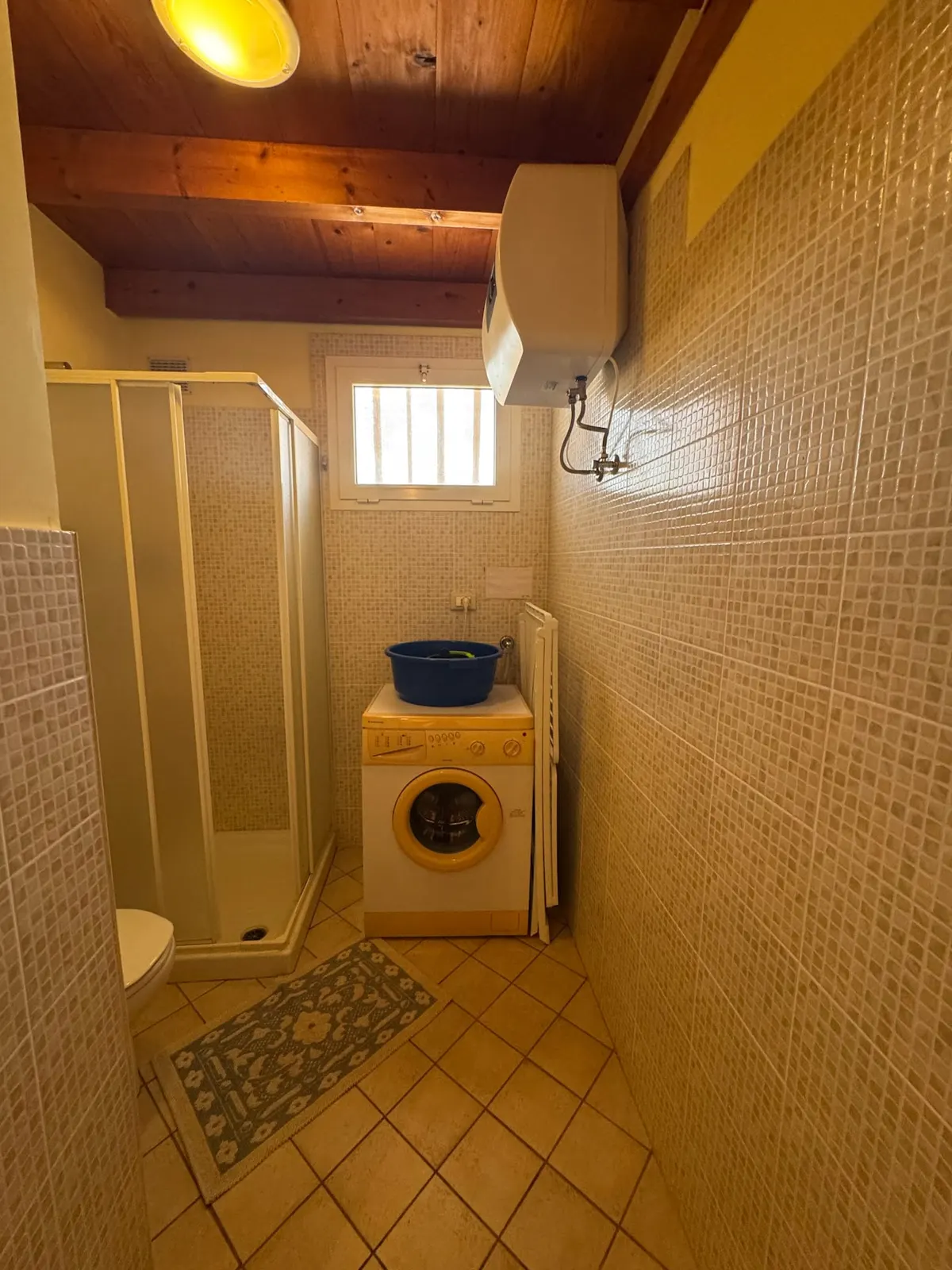 Holiday Properties Prestige Penthouse (Wi-Fi) — Laundry area