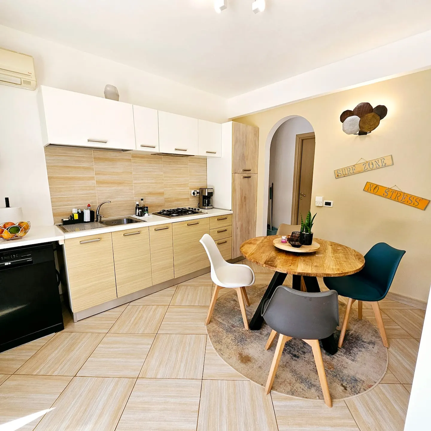 Magnolia — Dining area