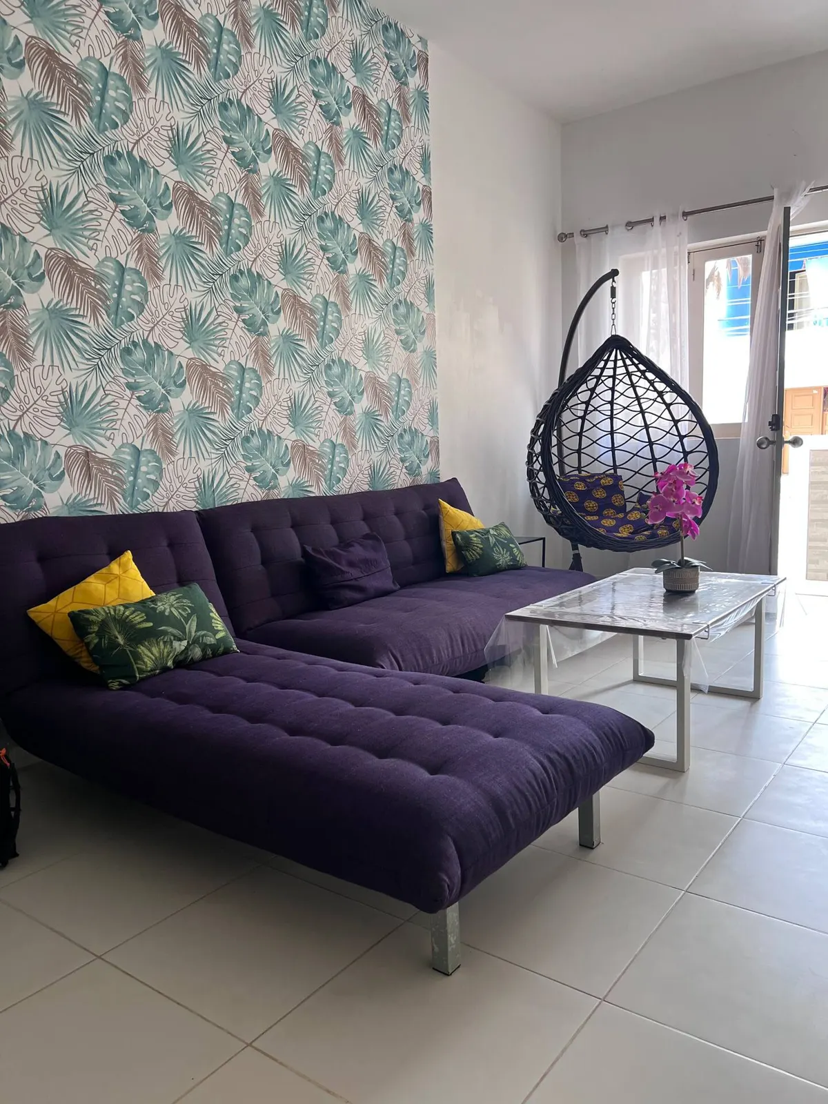 Modern + Wi-Fi | Beach 5 min away — Living room
