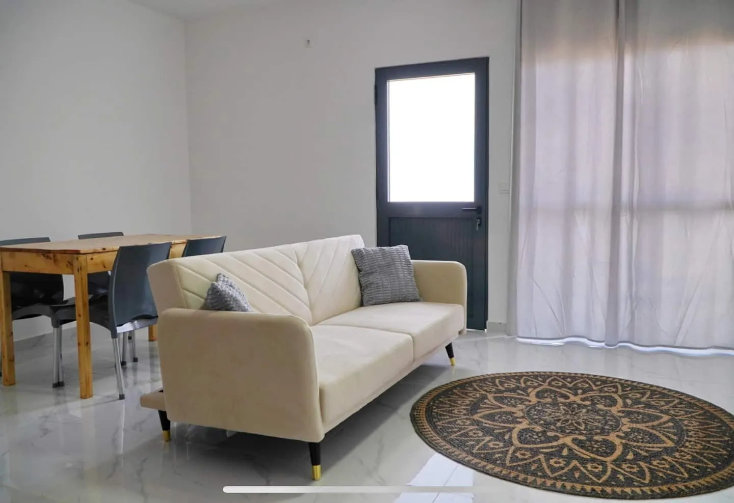 Comfortable T1 400m from the beach | Fast Wi-Fi — Living room