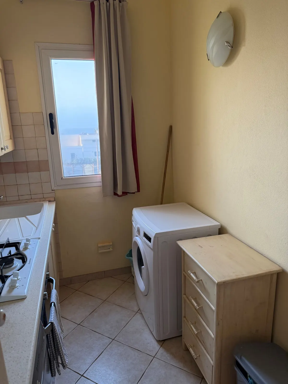 Seaside apartment in Shell Beach — Laundry area