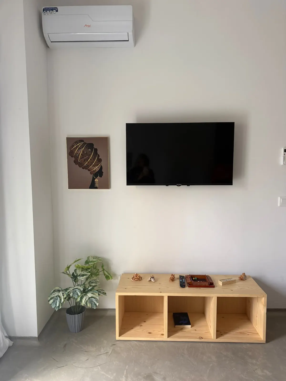 Rosalía, Our soul in every corner — Living room