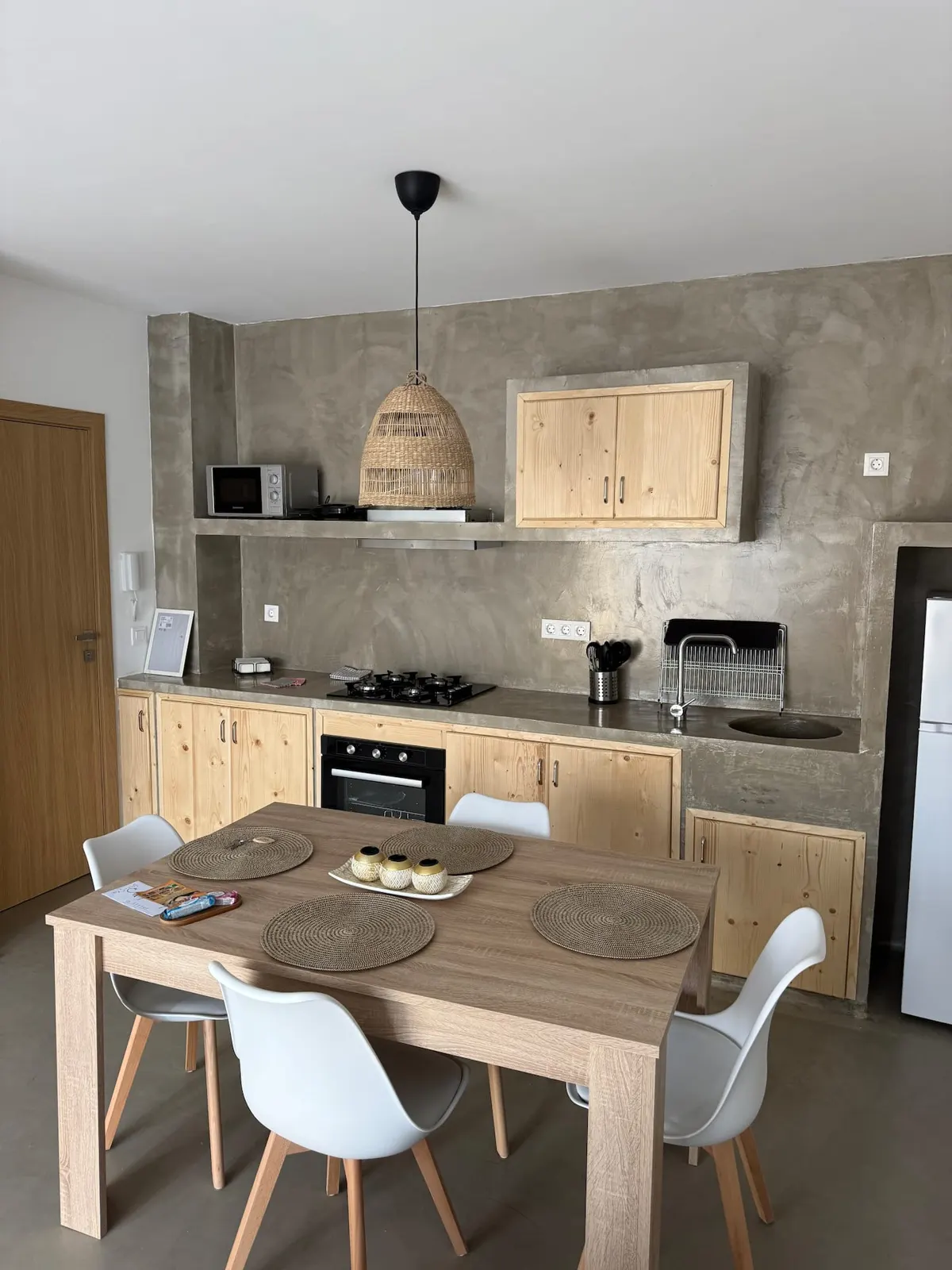 Modern Apartment with Terrace, fast wifi &elevator — Full kitchen
