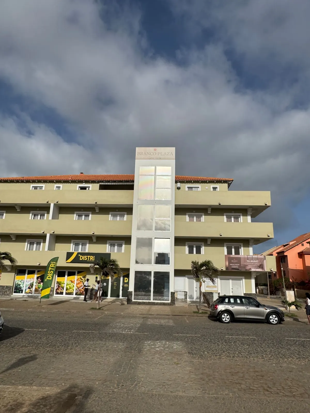 Oceanfront in Centre — Exterior 1