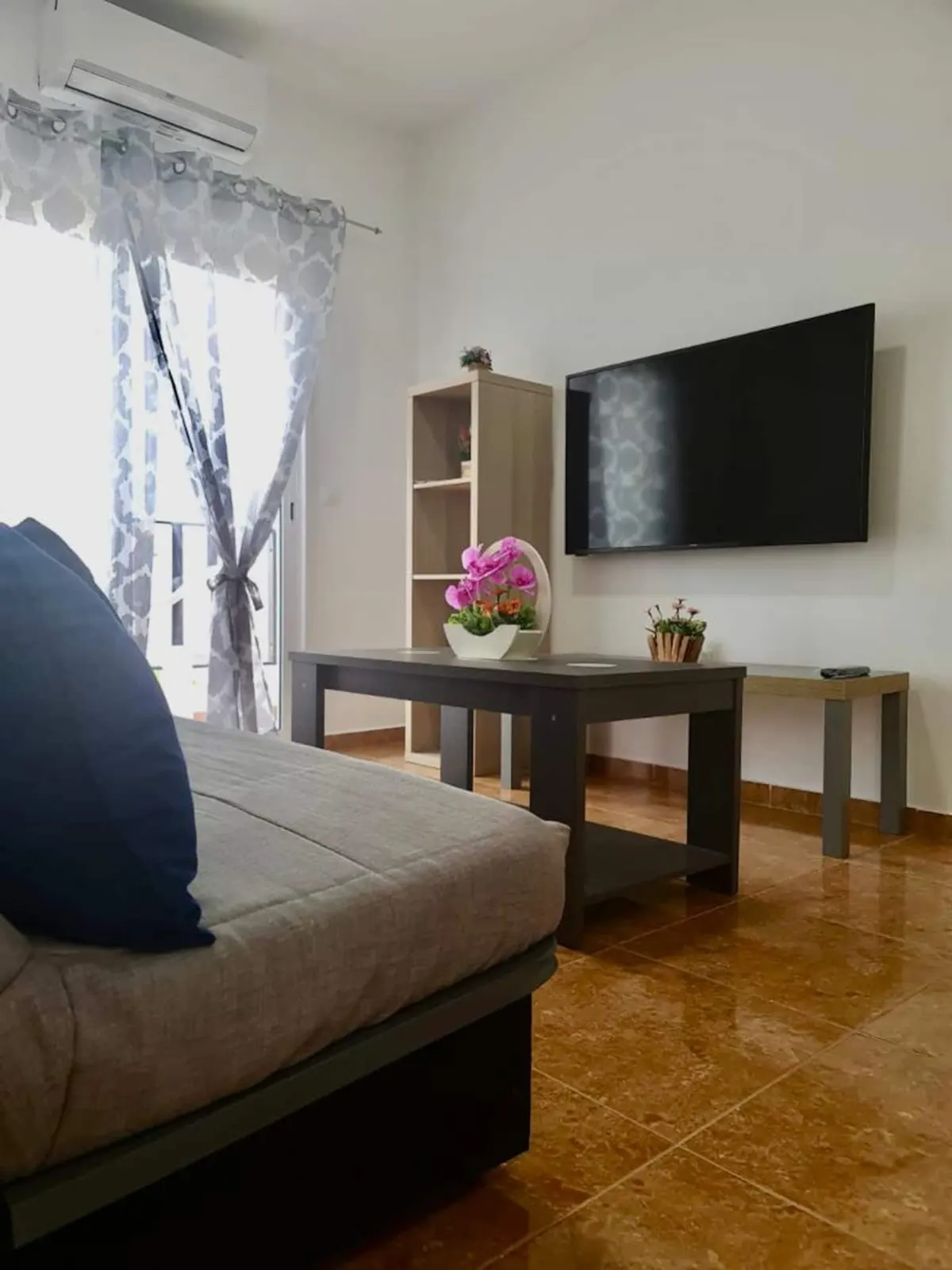 Franmay 7: Two-Bedroom Apartment with balcony — Living room