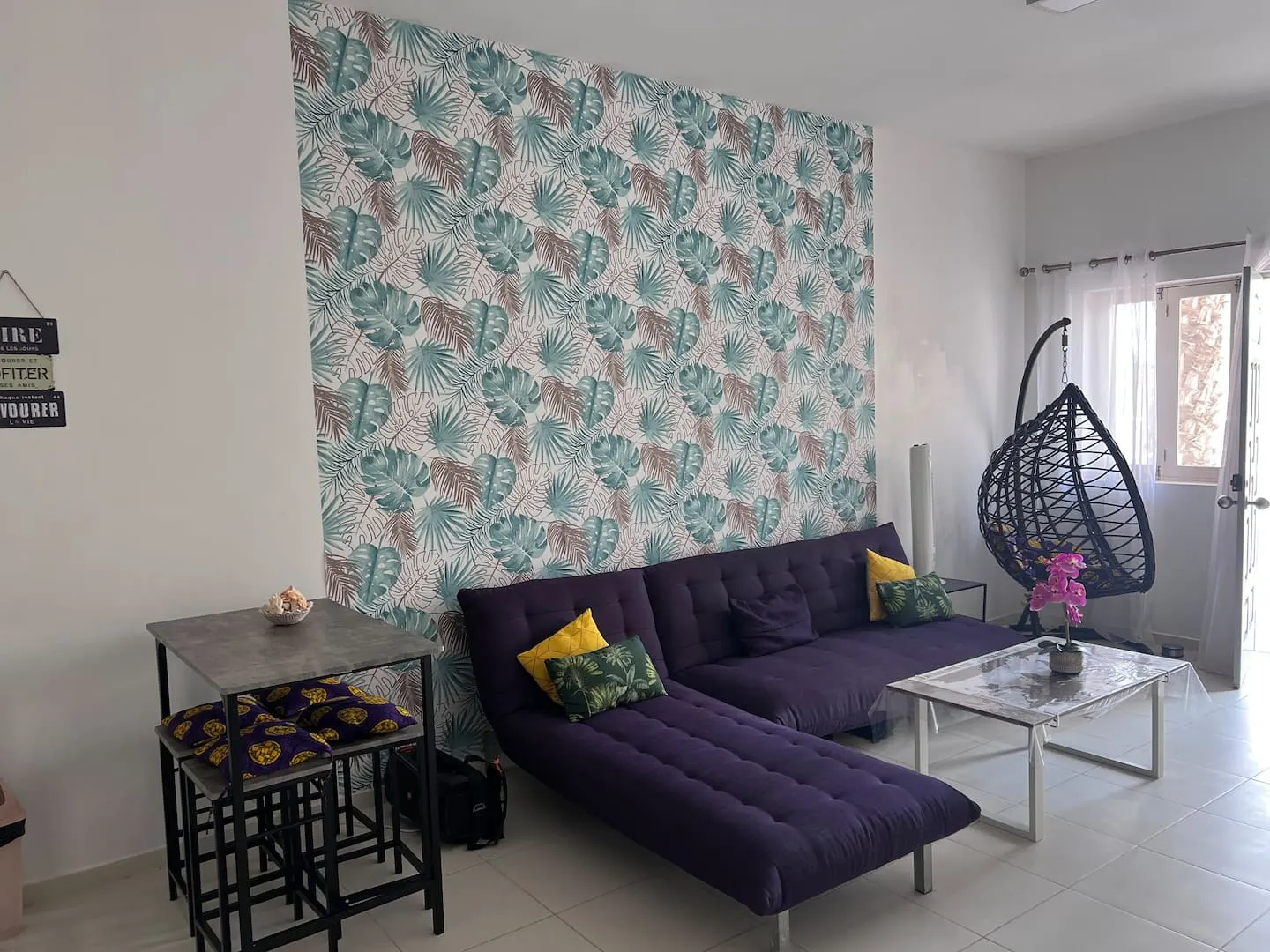 Modern + Wi-Fi | Beach 5 min away — Living room