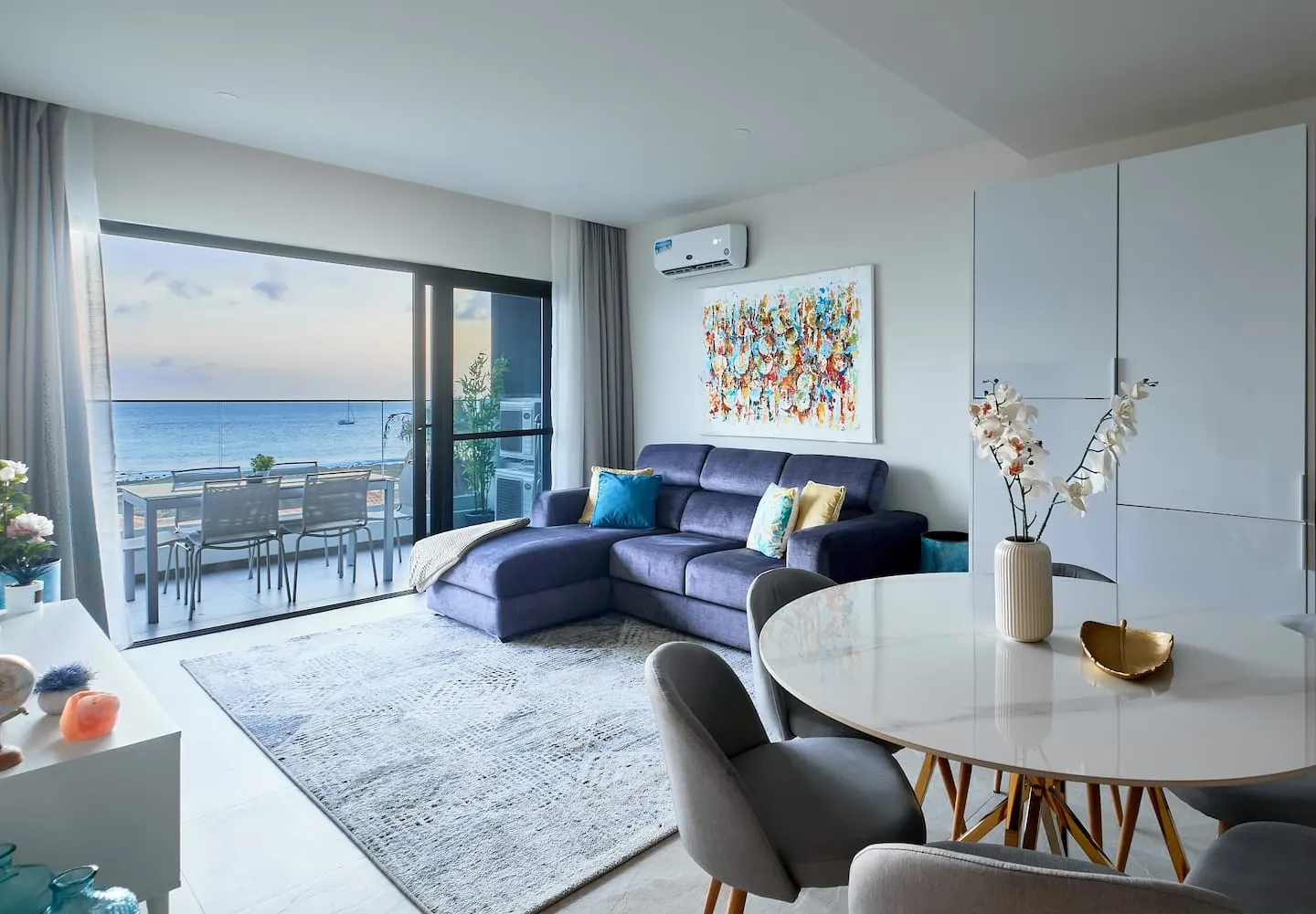 Luxurious apartment with wonderful views! — Living room