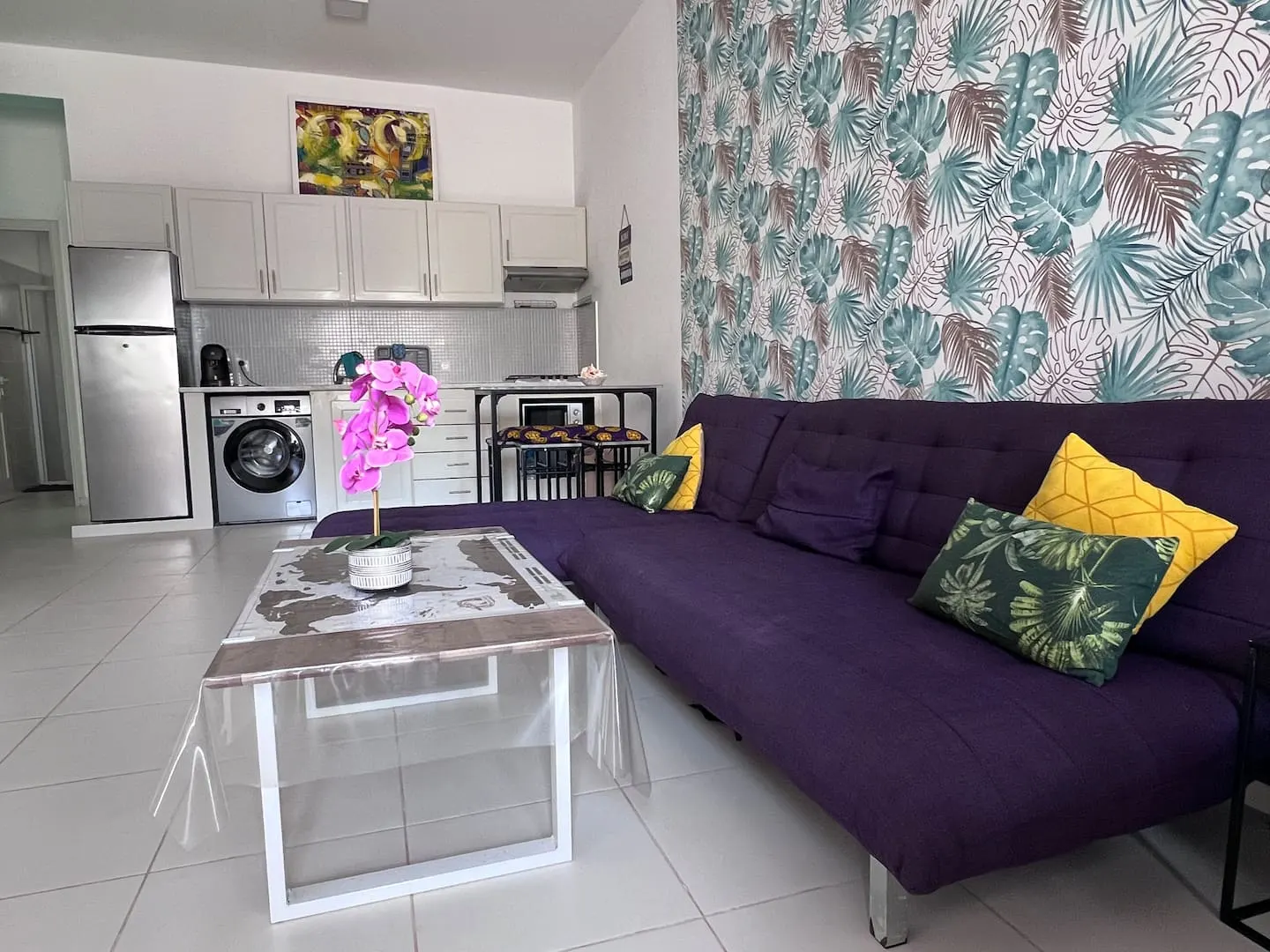 Modern + Wi-Fi | Beach 5 min away — Living room