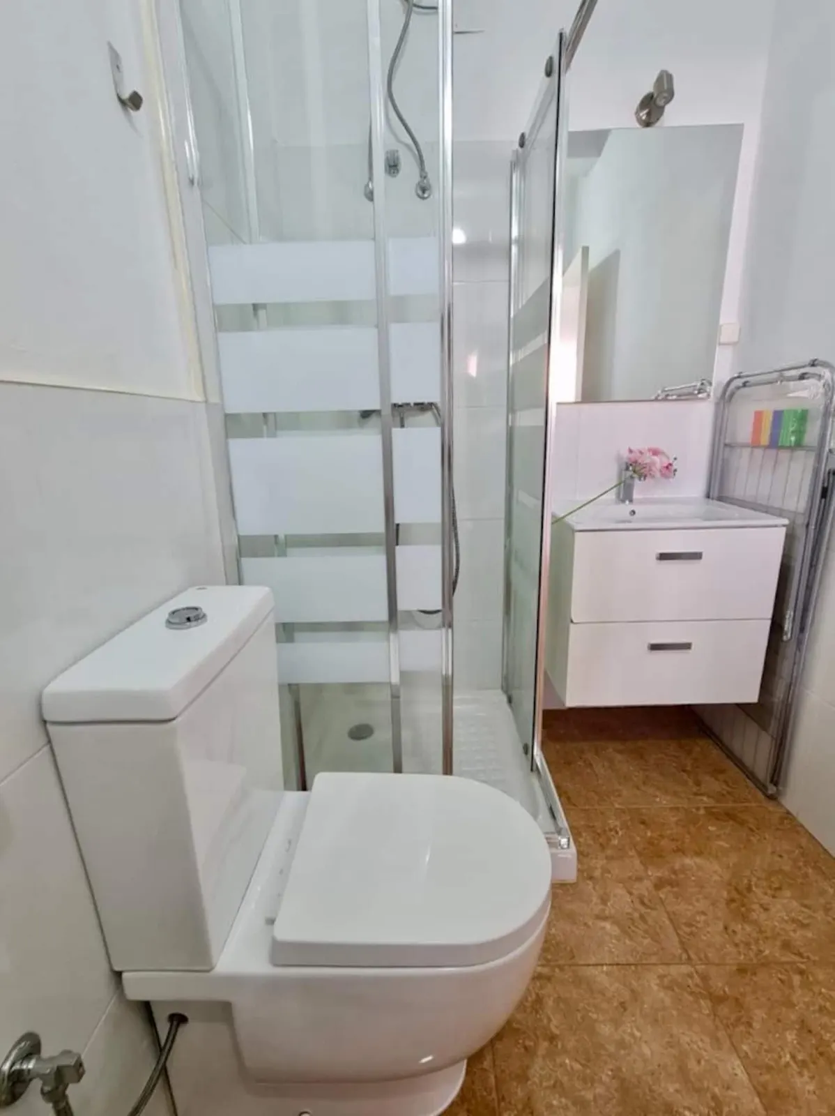 Franmay 1: One-bedroom apartment — Full bathroom