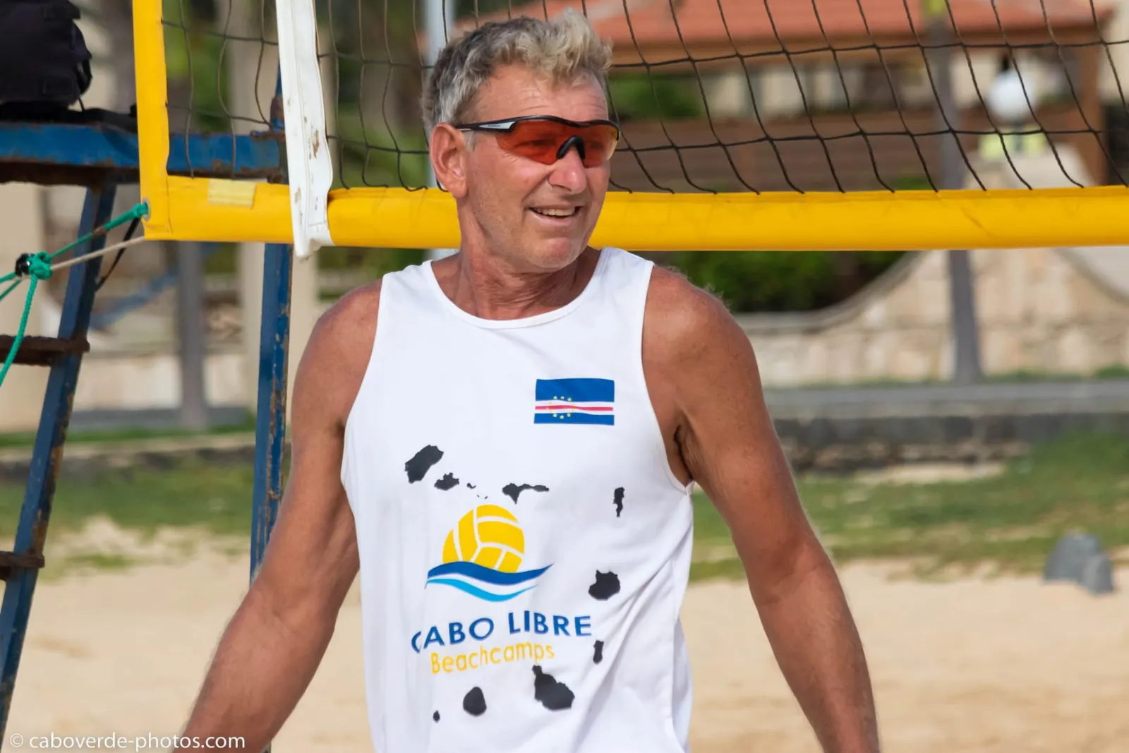 Rainer, founder and coach of Cabo Libre Beachcamps, at the net on Sal