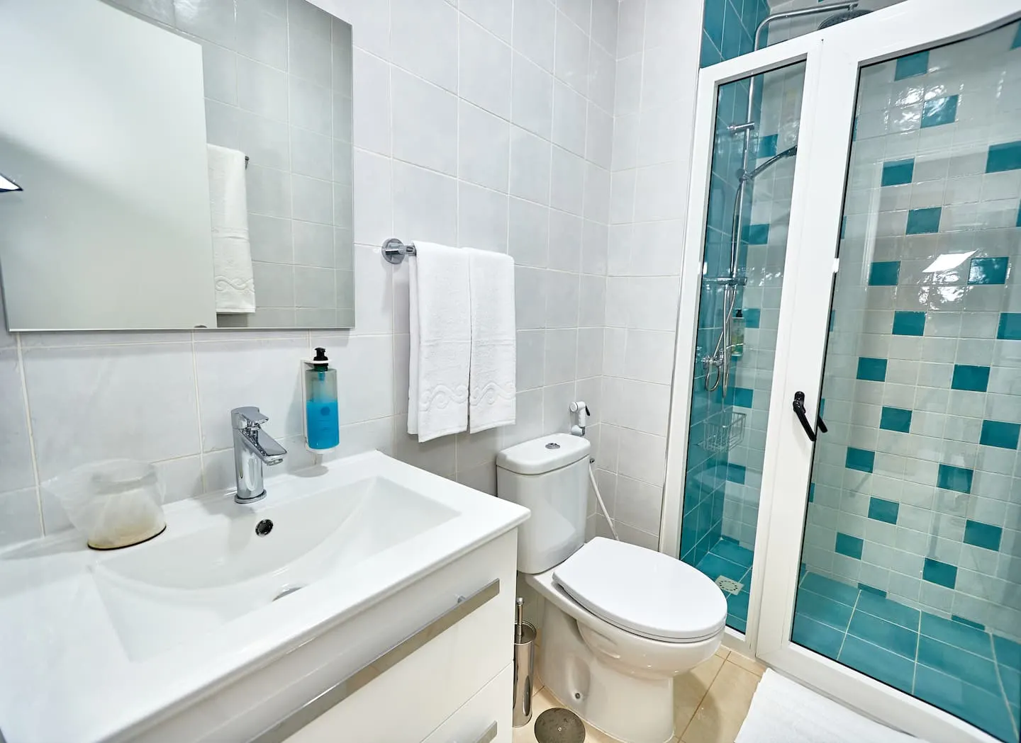 Cam's Suites 101 — Full bathroom