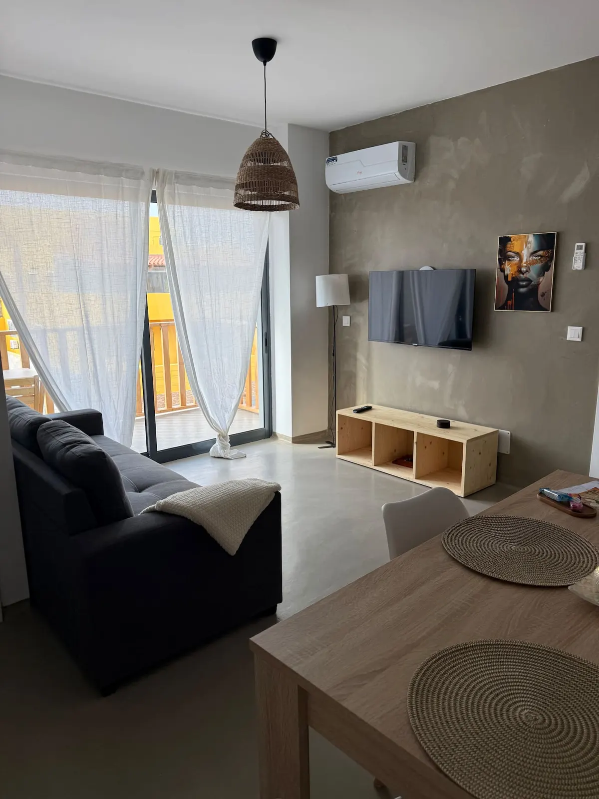 Modern Apartment with Terrace, fast wifi &elevator — Living room