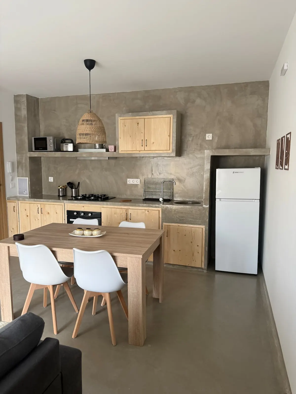 Modern Apartment with Terrace, fast wifi &elevator — Dining area