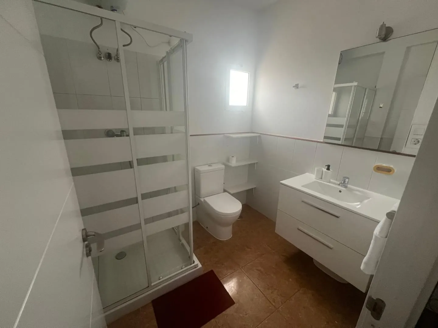 Franmay 8: One-bedroom Penthouse with terrace — Full bathroom