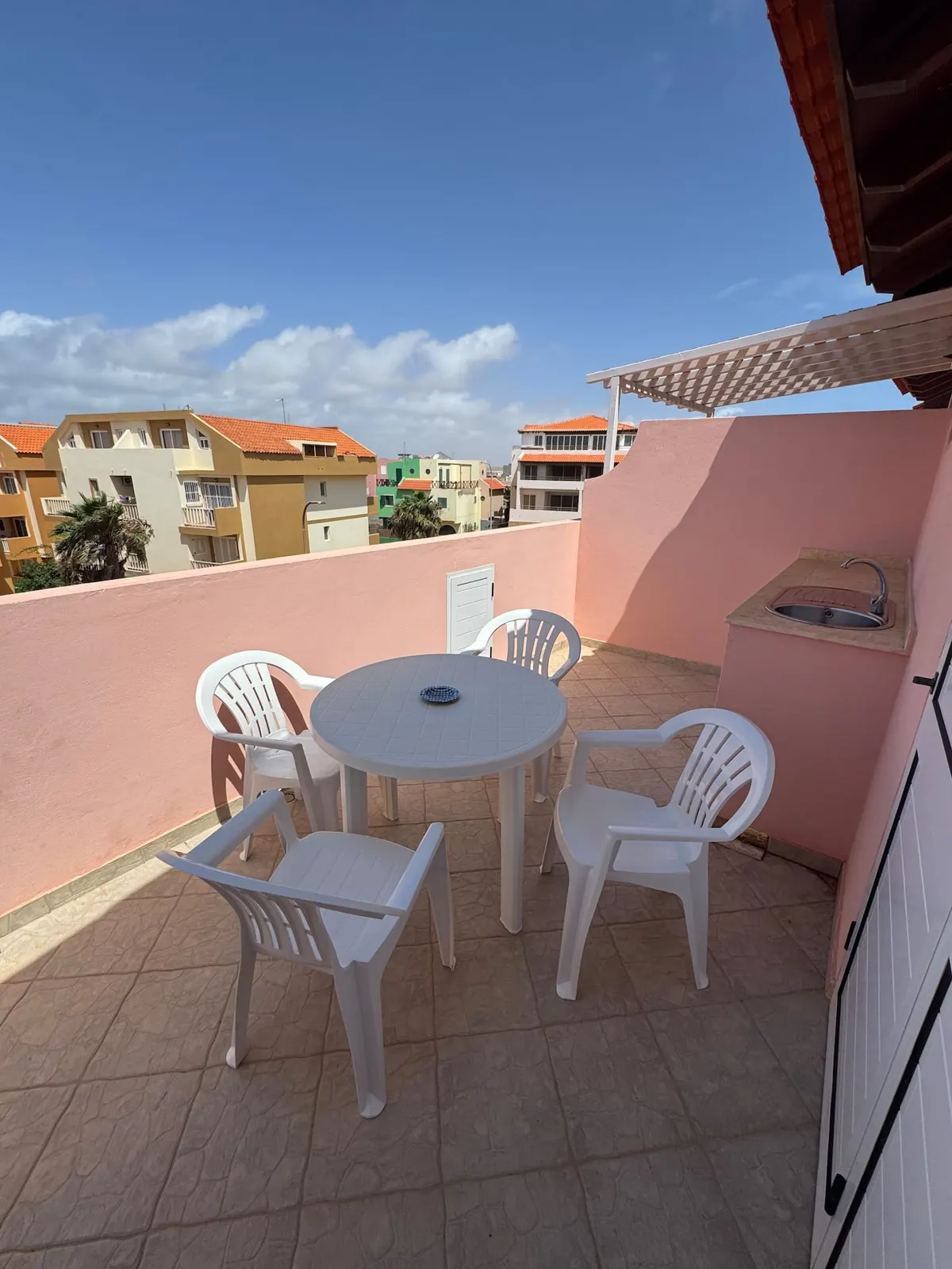 Holiday Properties Prestige Penthouse (Wi-Fi) — Balcony