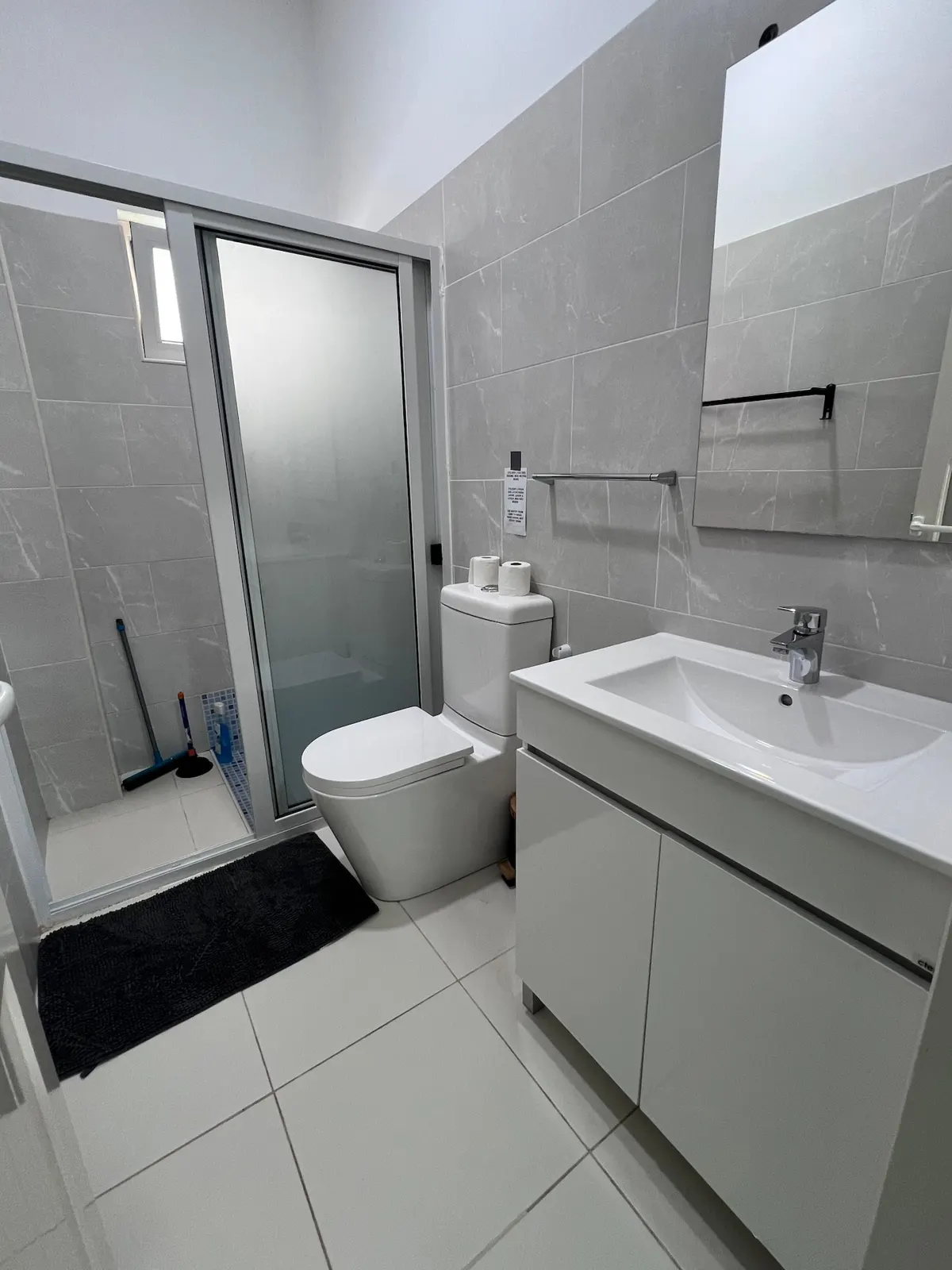 Modern + Wi-Fi | Beach 5 min away — Full bathroom