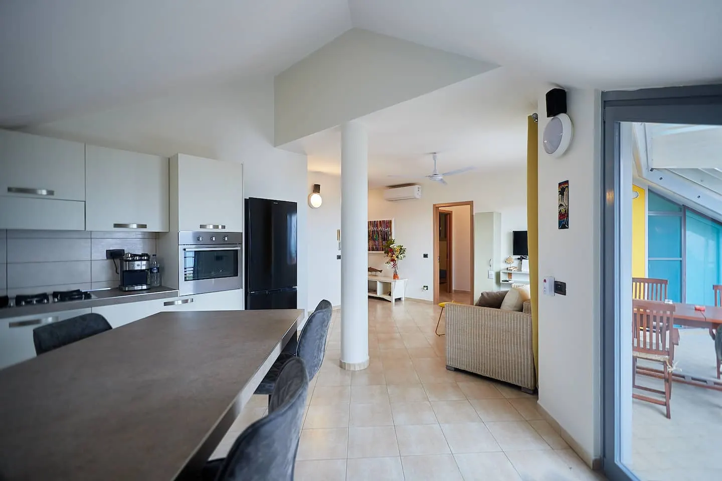 Breathtaking ocean view in city center — Dining area