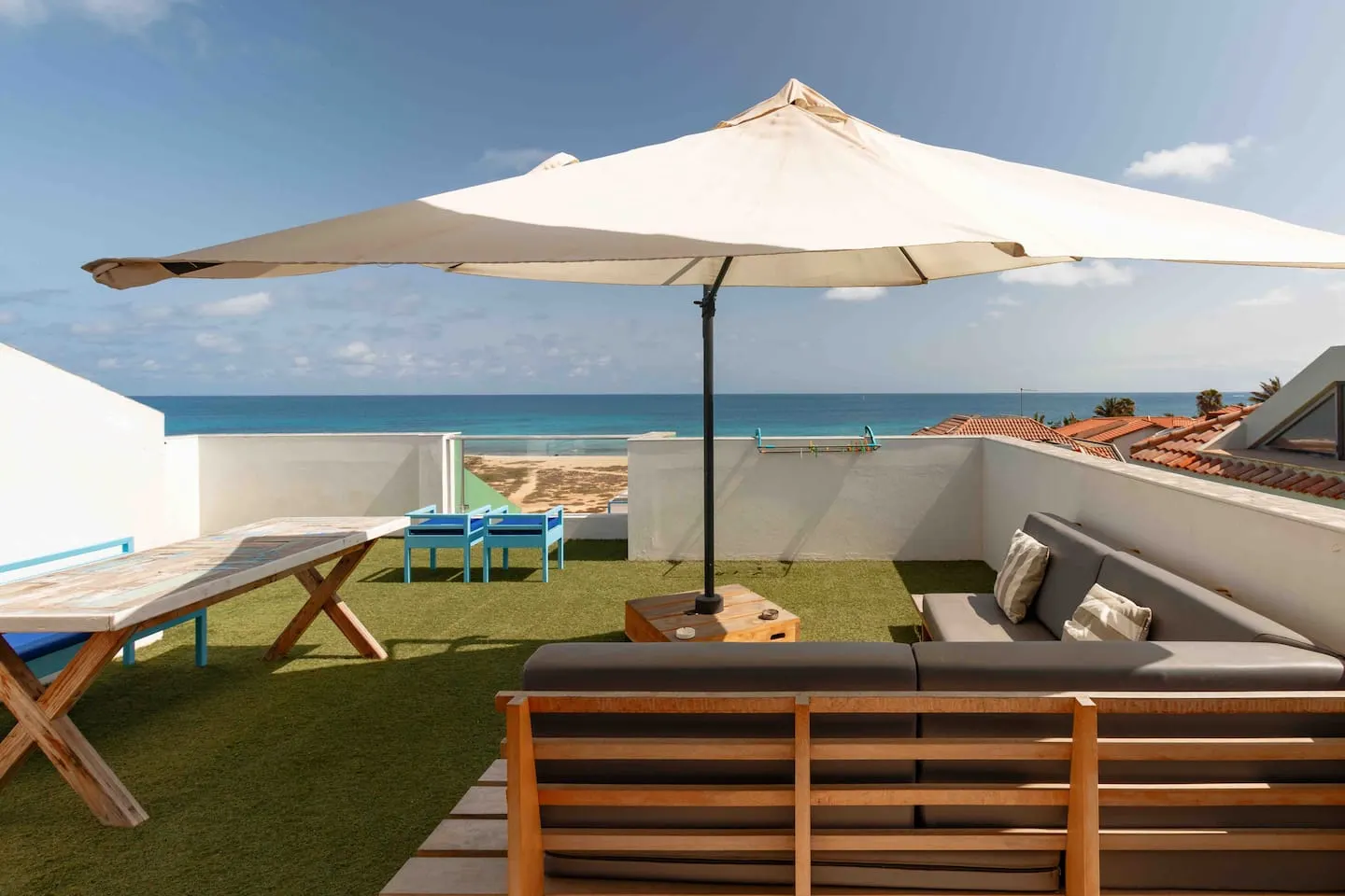 Brandnew Rooftop Gem with Stunning Seaview — Balcony