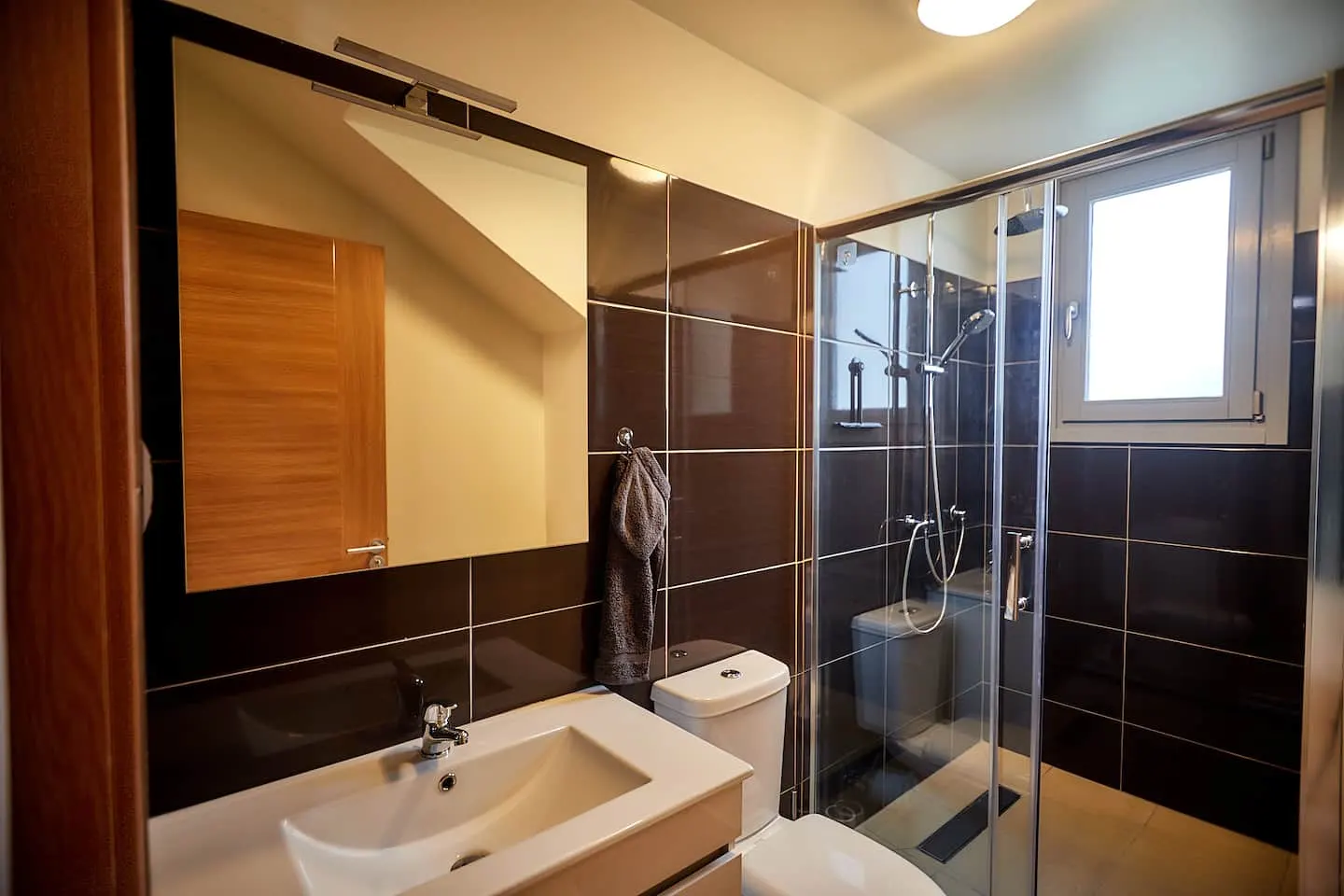 Breathtaking ocean view in city center — Full bathroom 1