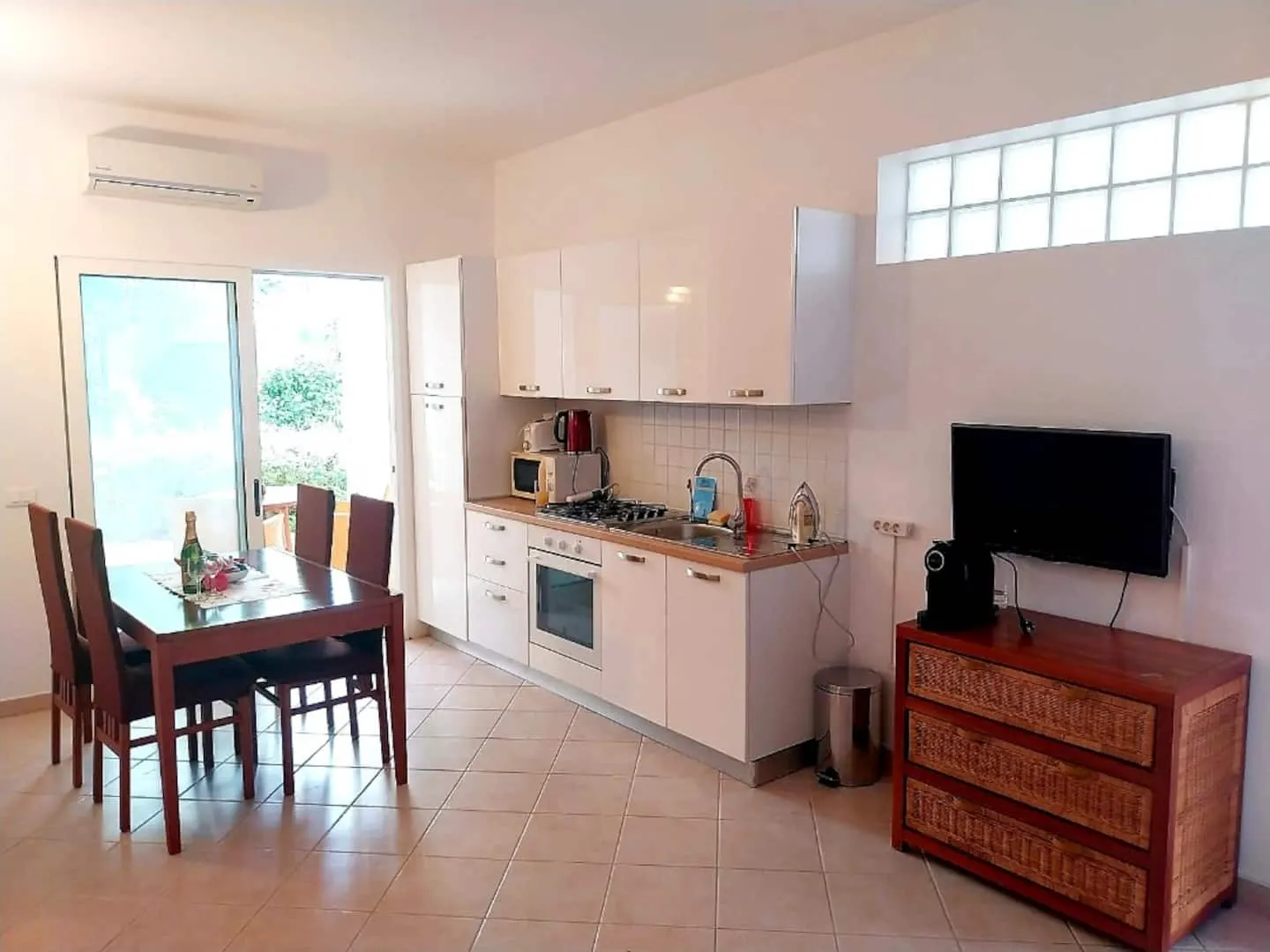 Leme apartment by the sea — Dining area