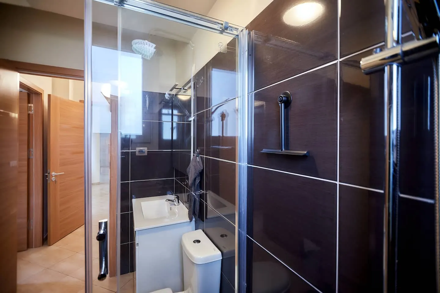 Breathtaking ocean view in city center — Full bathroom 1