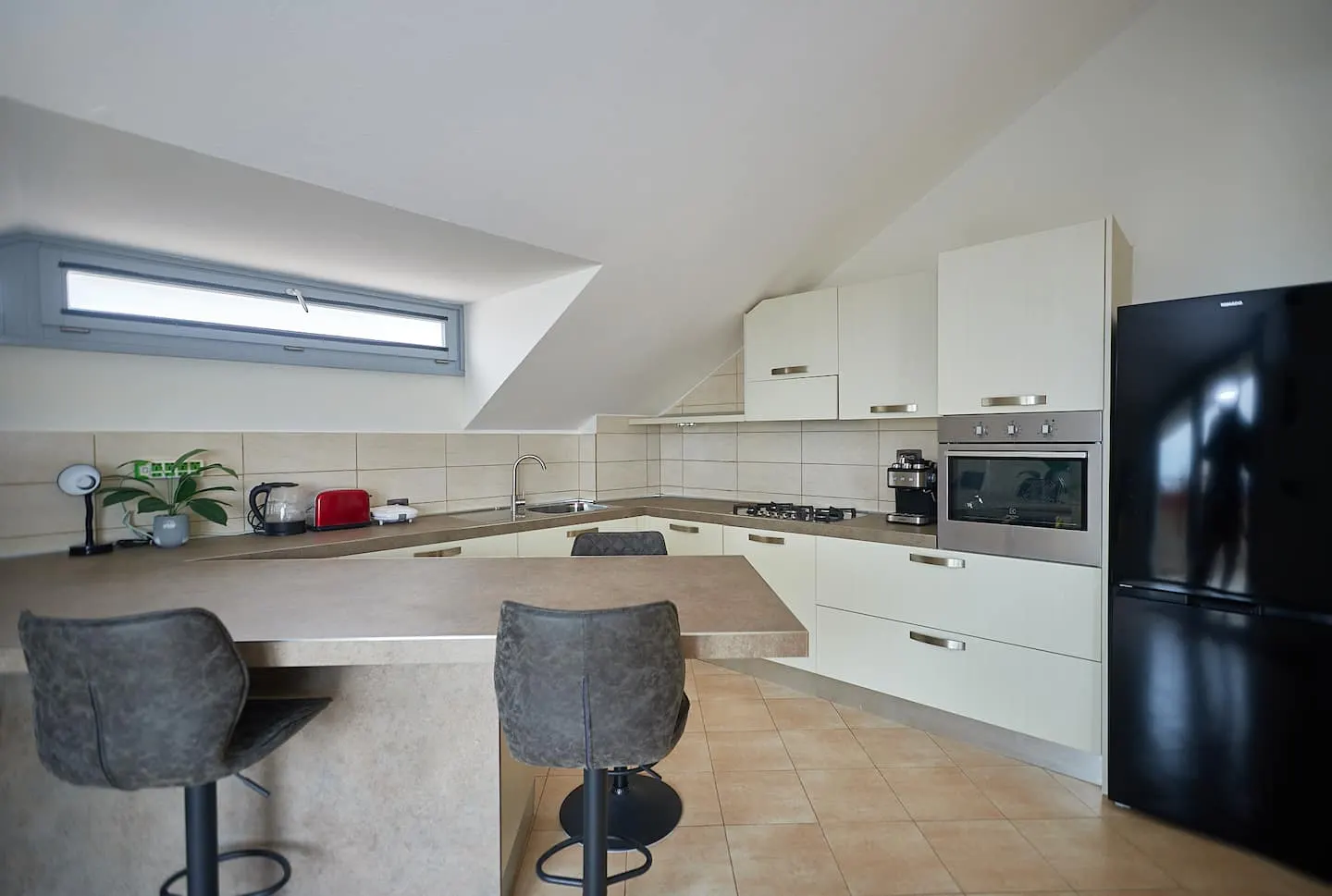 Breathtaking ocean view in city center — Full kitchen