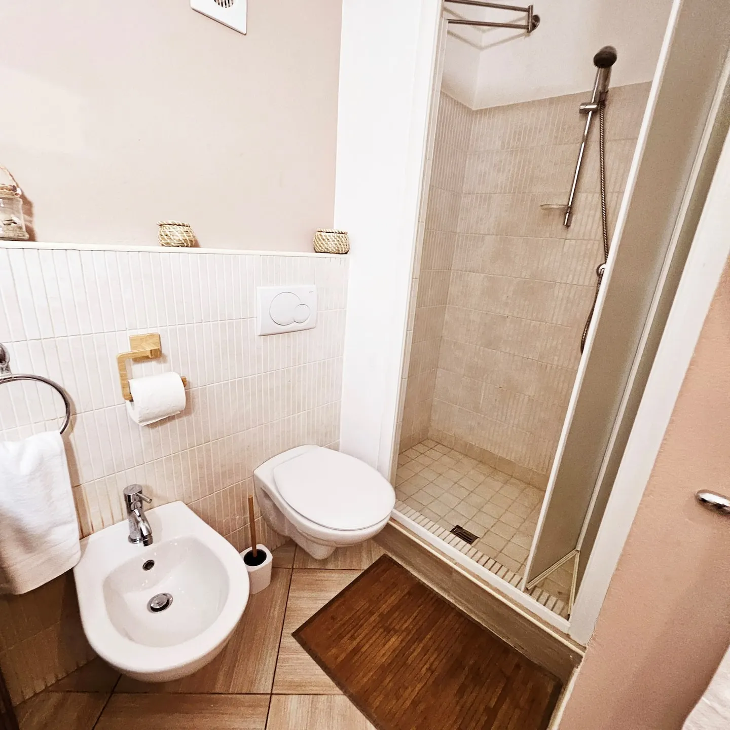 Magnolia — Full bathroom