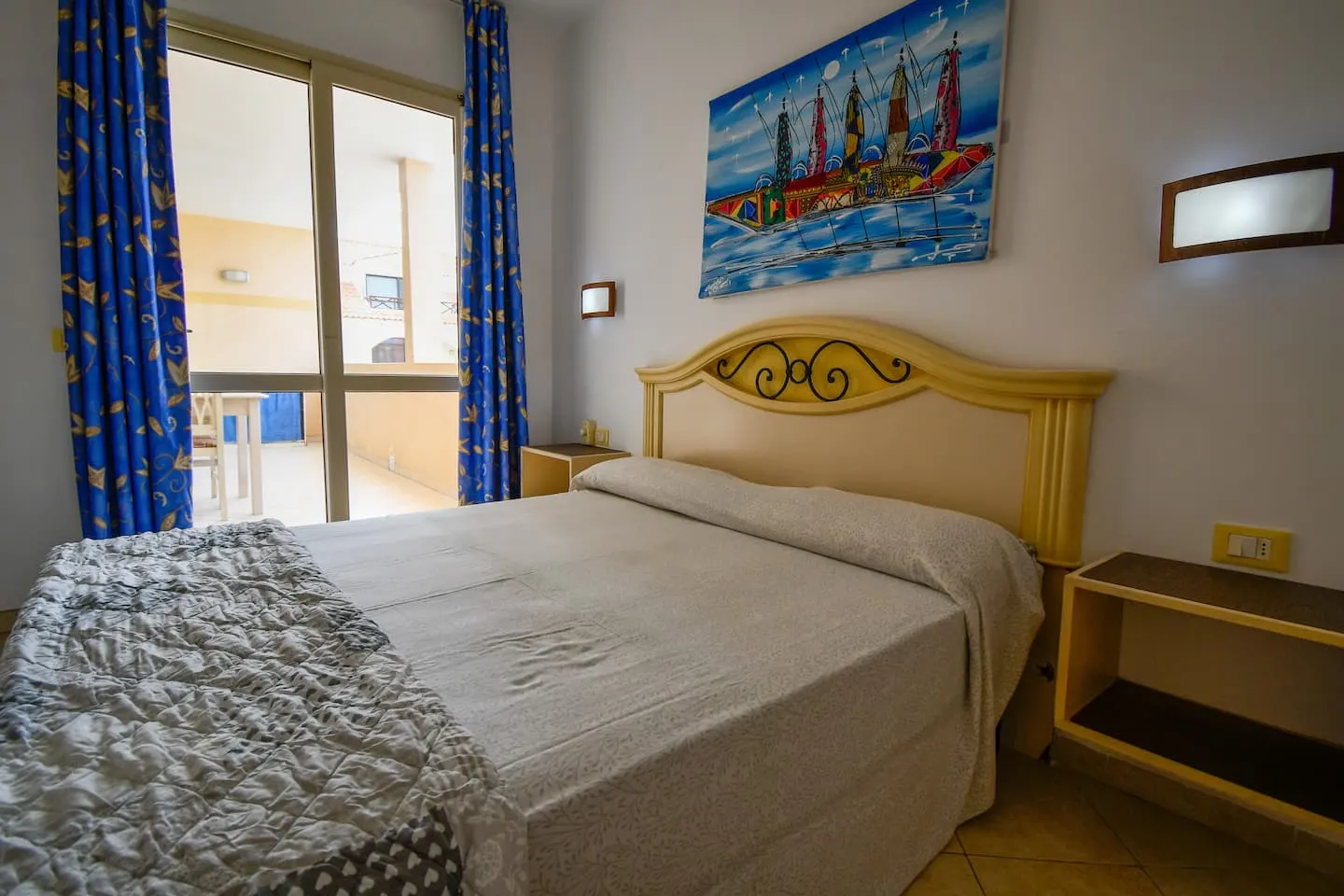 Bright and sunny central city apartment — Bedroom