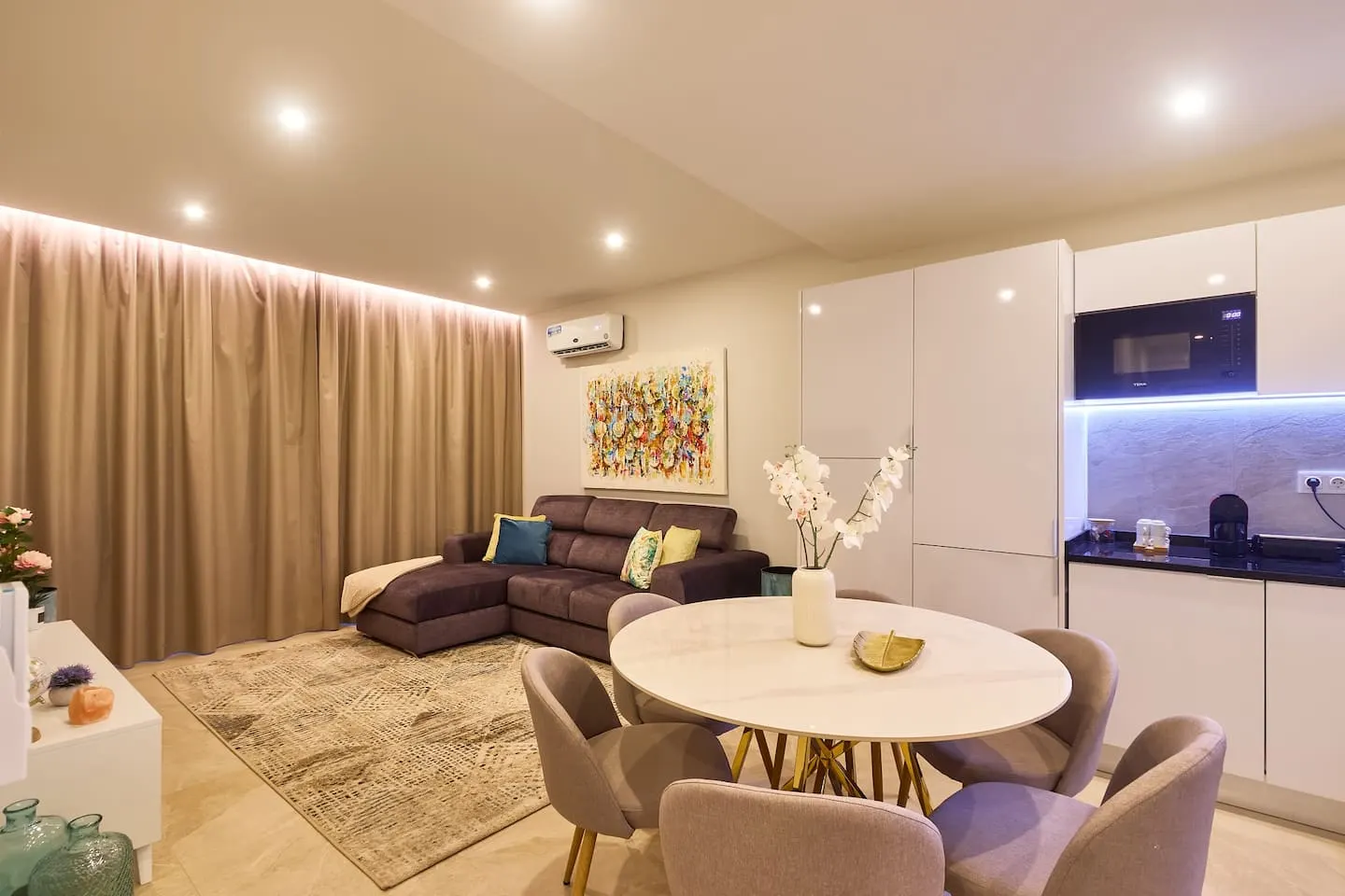 Luxurious apartment with wonderful views! — Living room