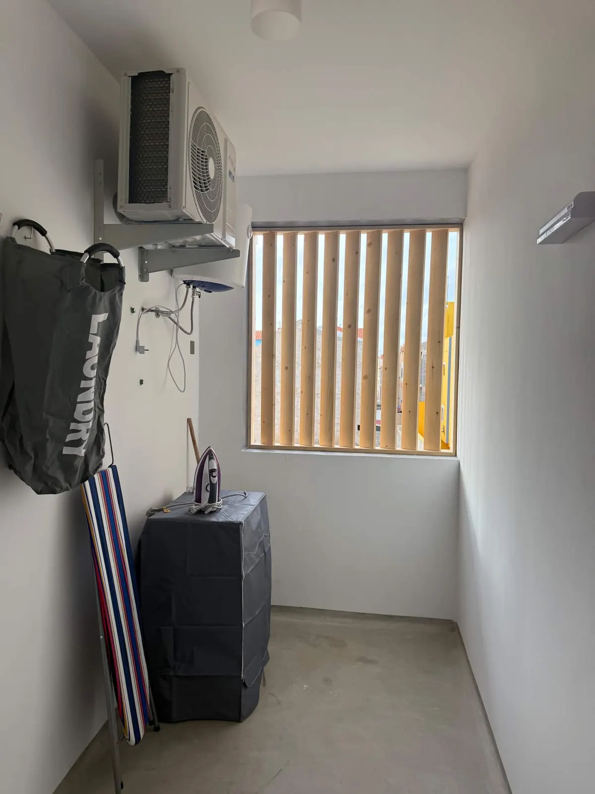 Modern Apartment with Terrace, fast wifi &elevator — Laundry area