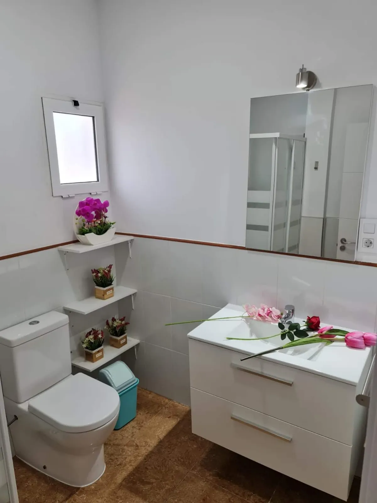 Franmay 8: One-bedroom Penthouse with terrace — Full bathroom