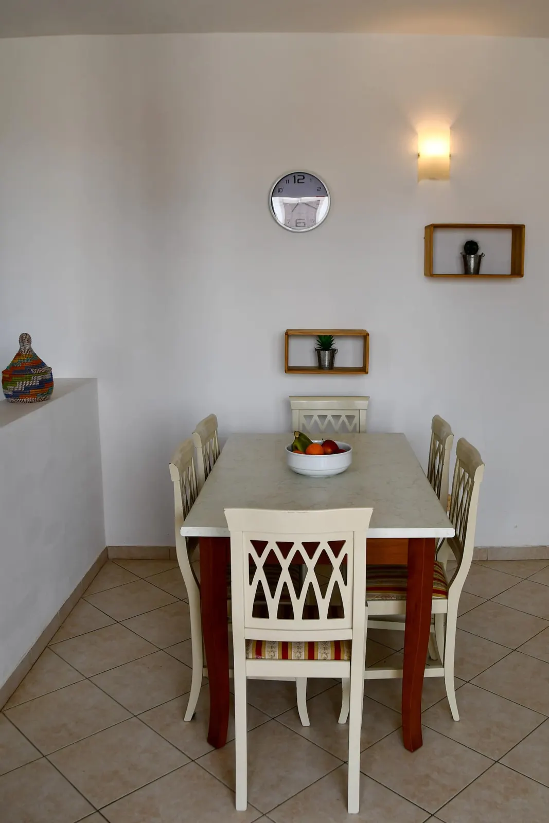 Bright and sunny central city apartment — Dining area