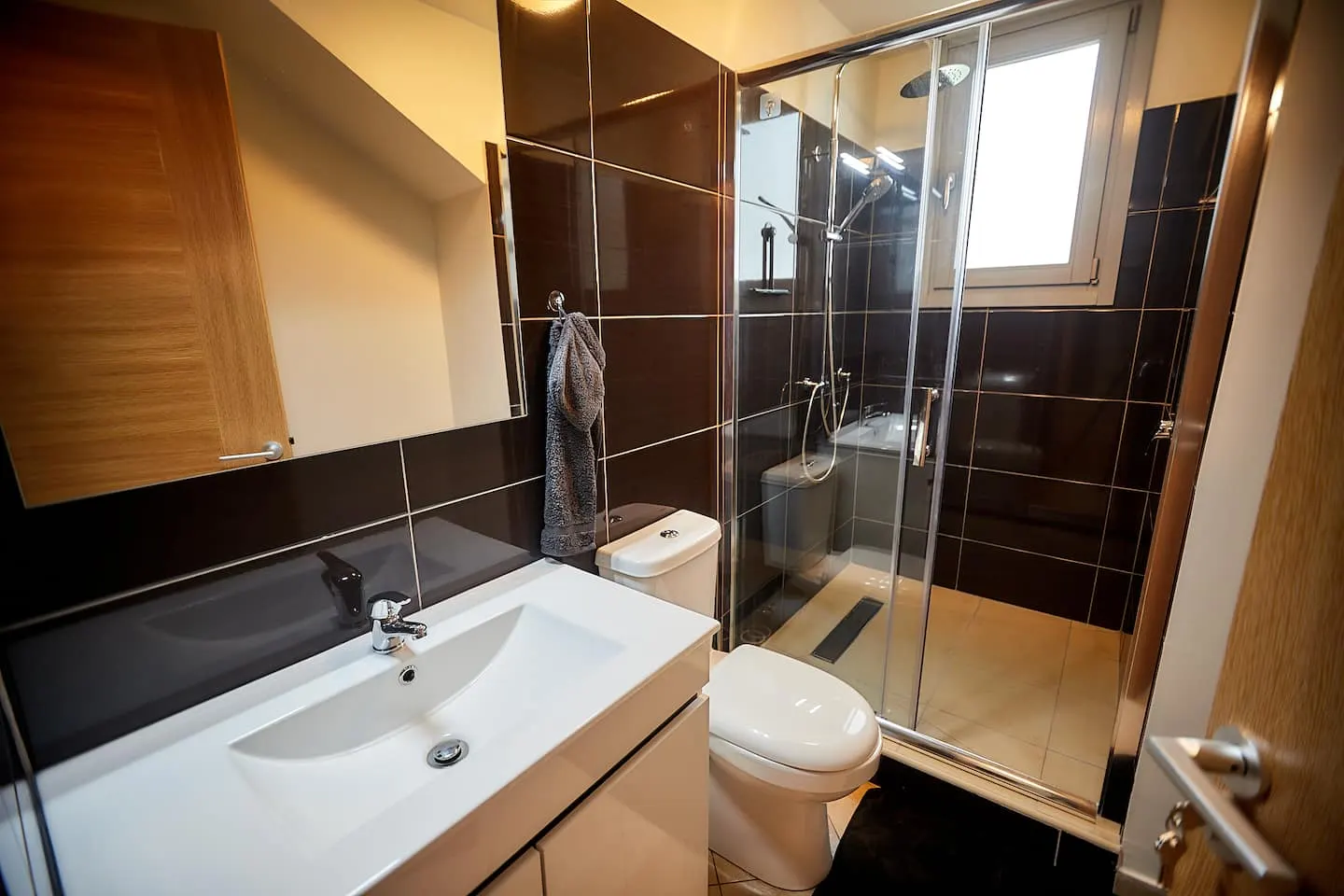 Breathtaking ocean view in city center — Full bathroom 1