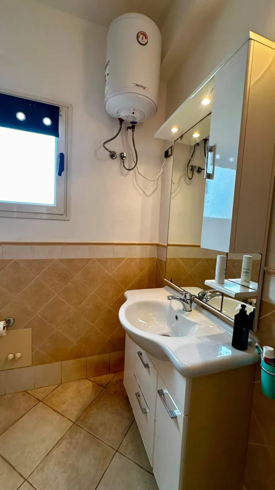 Seafront Apartment Shell Beach & Kite Beach Views — Full bathroom