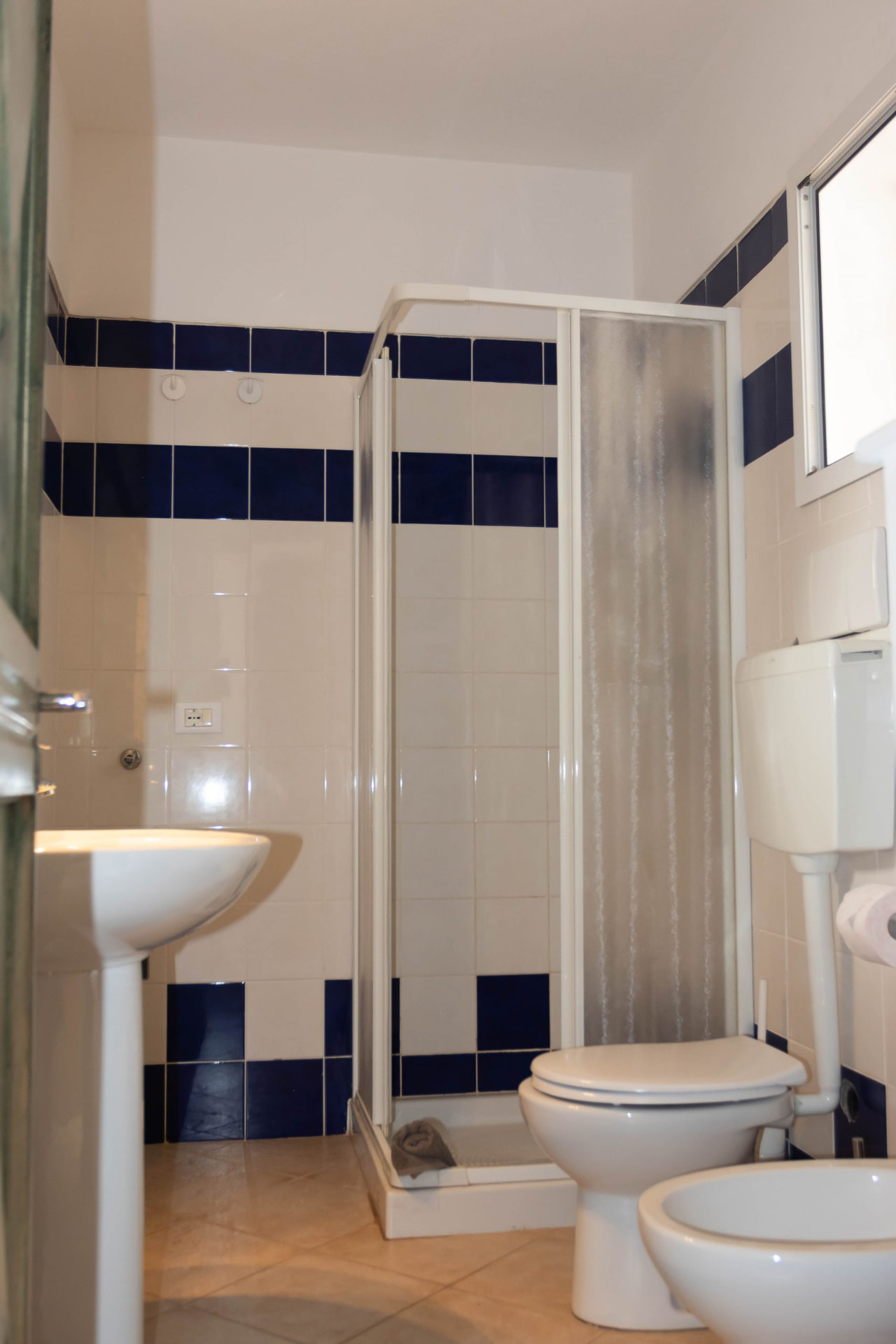 Maio — bathroom with shower