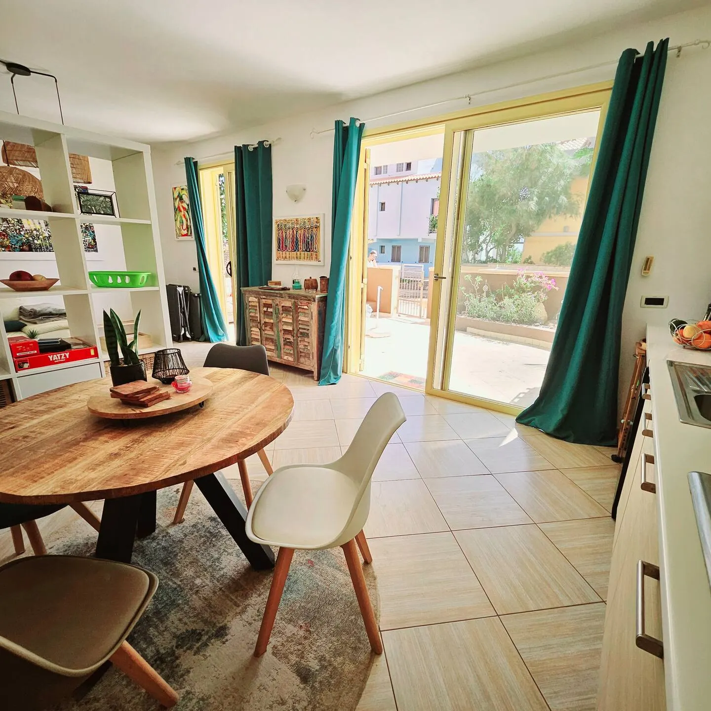 Magnolia — Dining area
