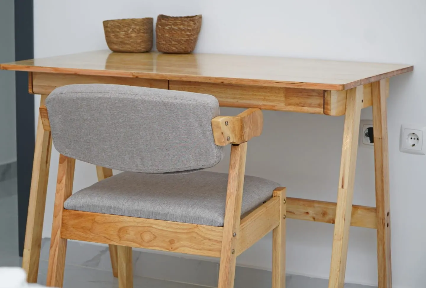 Comfortable T1 400m from the beach | Fast Wi-Fi — Workspace