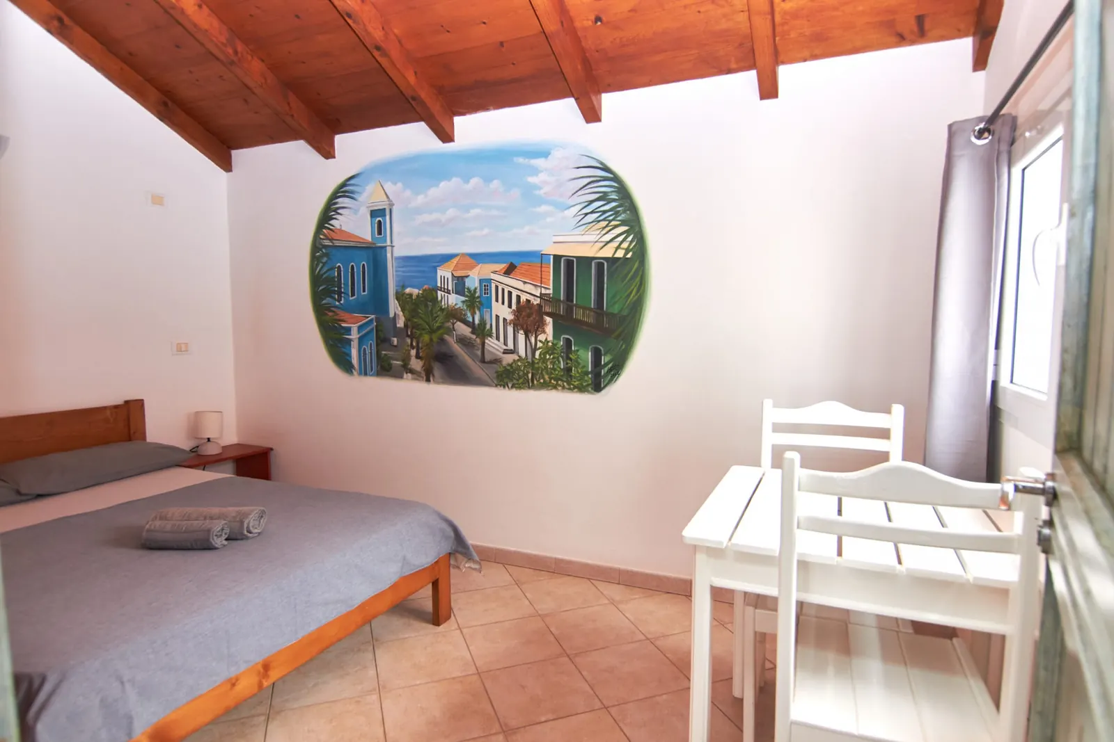 Fogo — second bedroom with island mural