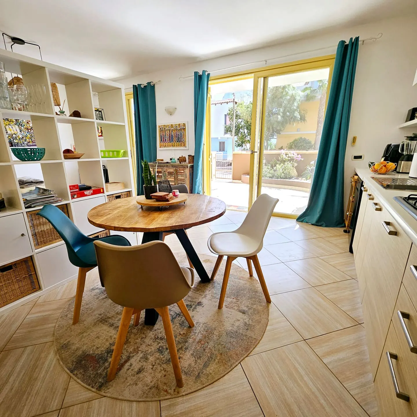 Magnolia — Dining area