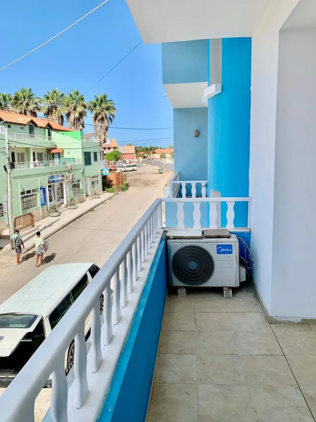 Cozy apartment near beach (pontao) & center — Balcony