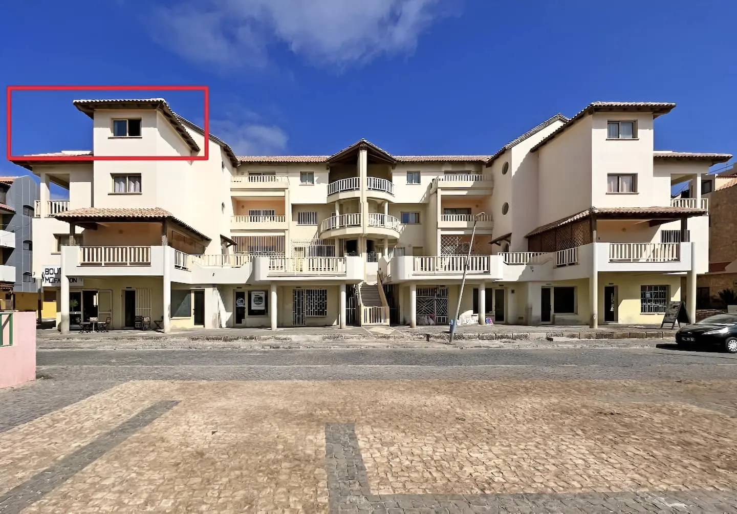 Bright Top Floor with Terrace — Exterior