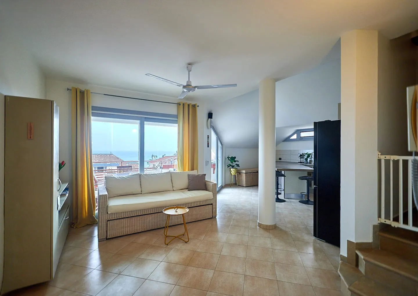 Breathtaking ocean view in city center — Living room