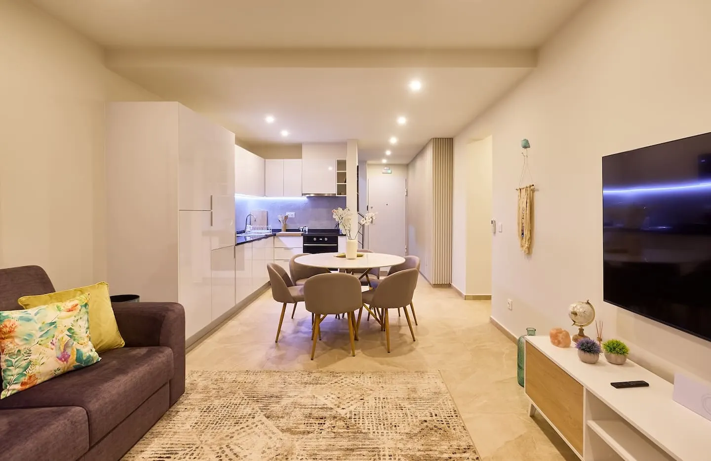Luxurious apartment with wonderful views! — Living room
