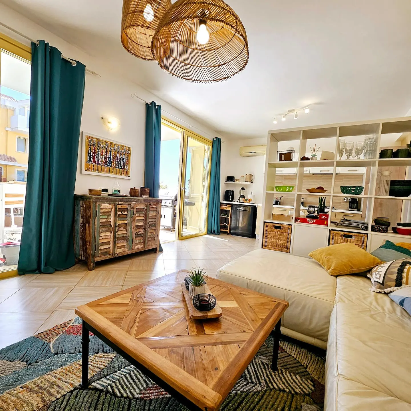 Magnolia — Living room