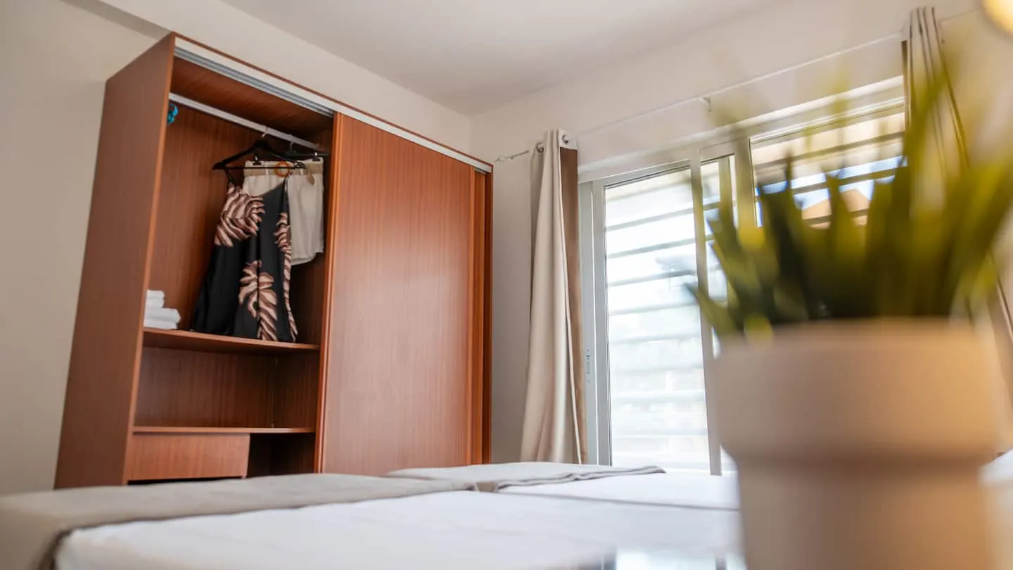 Coconut Houses Big 2 Room- 3min beach- AC- SmartTV — Bedroom 1
