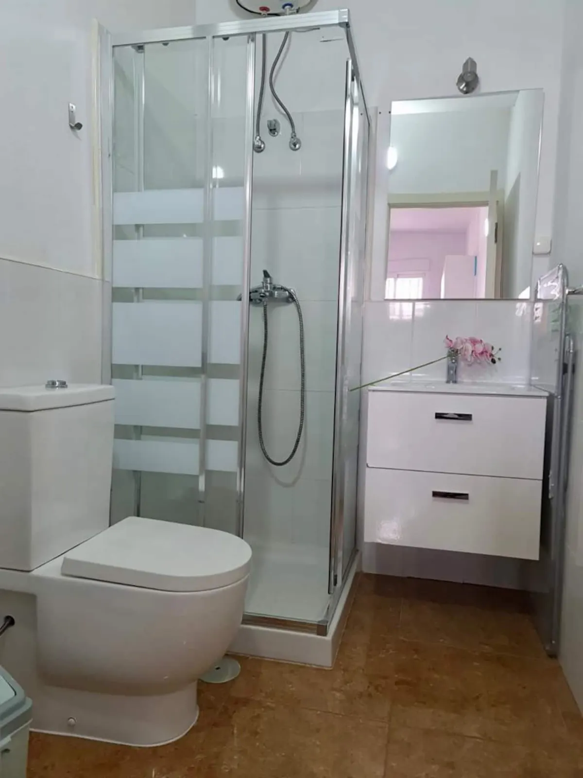 Franmay 1: One-bedroom apartment — Full bathroom
