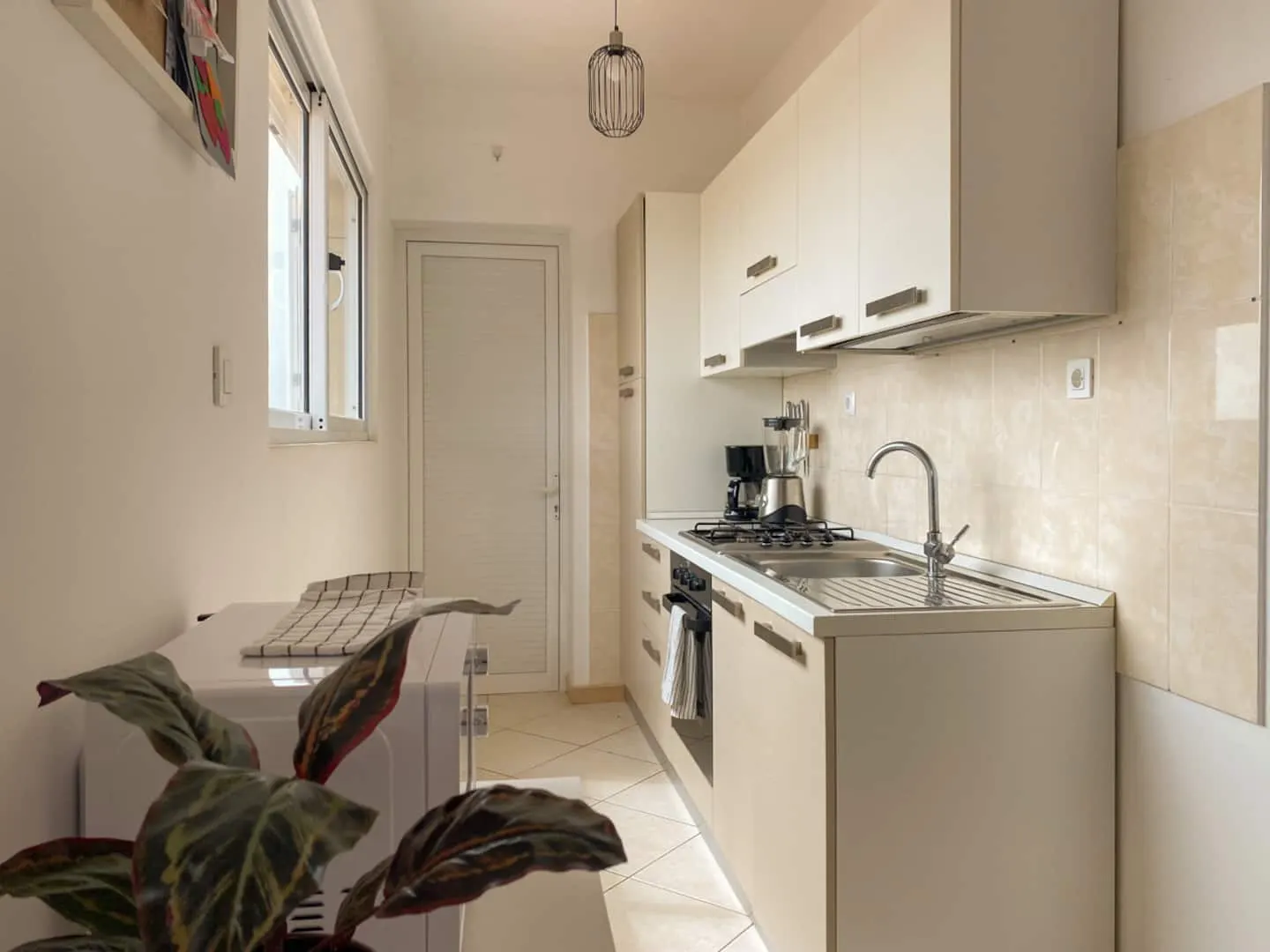 *Sal Cozy House* Penthouse | Wifi | Great location — Full kitchen