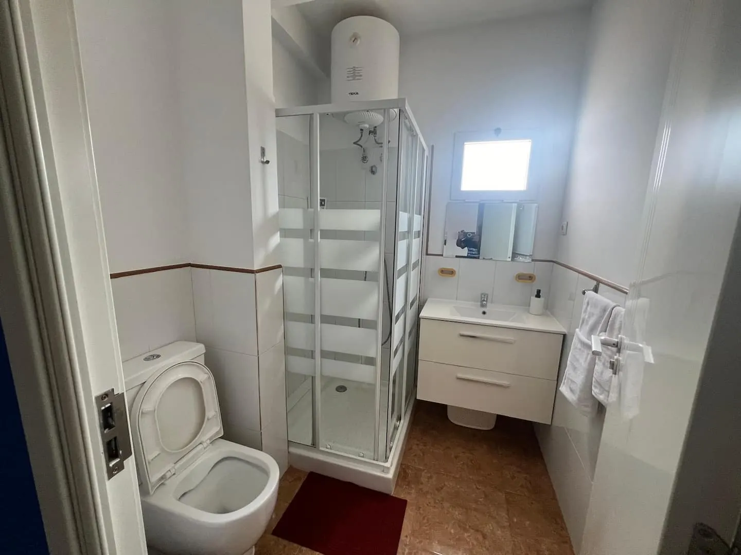 Franmay 4: Two-Bedroom Apartment with Terrace — Full bathroom